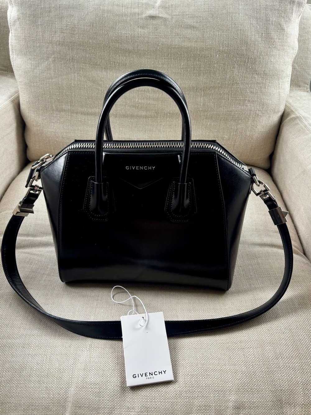Givenchy Small Antigona bag in Box leather (Black)